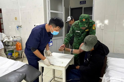 Đồn Biên phòng Cát Bà kịp thời hỗ trợ thuyền viên bị nạn