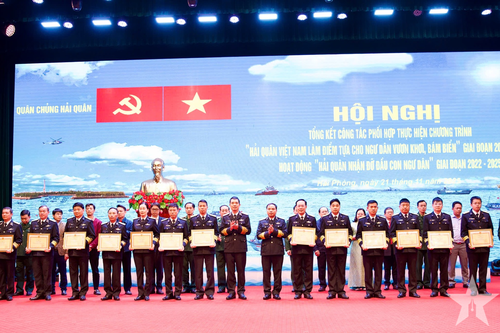 Quân chủng Hải quân tổng kết công tác phối hợp thực hiện Chương trình 'Hải quân Việt Nam làm điểm tựa cho ngư dân vươn khơi, bám biển'