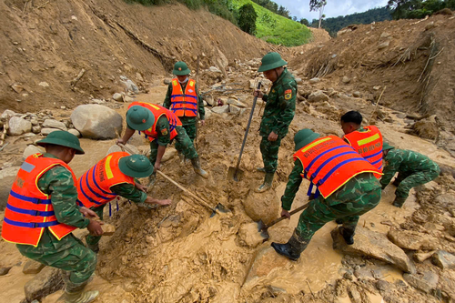 Đồn Biên phòng Đắc Pring hỗ trợ di dời các hộ dân có nguy cơ sạt lở núi