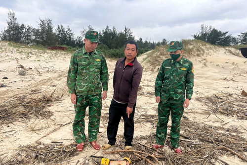 Quảng Trị: Phát hiện túi nilon nghi chứa ma túy dạt vào bờ biển