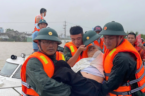 Bộ đội dầm mưa cứu hộ bà con vùng lũ Đắk Lắk