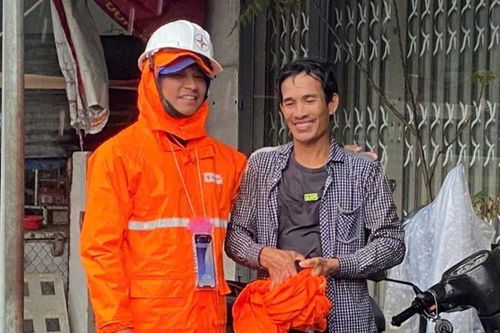 Kịp thời cứu người bị nước cuốn