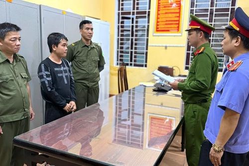 Giật dây chuyền vàng của học sinh