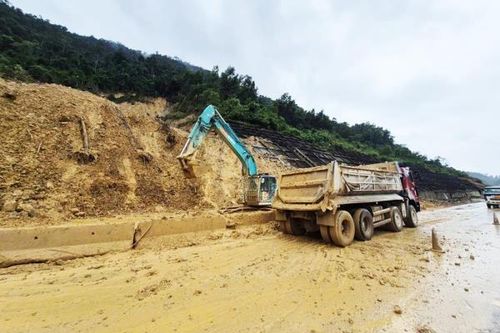 Tiếp tục cấm xe khách và xe tải từ 6 trục trở lên lưu thông trên cao tốc La Sơn – Hòa Liên đến ngày 5-12