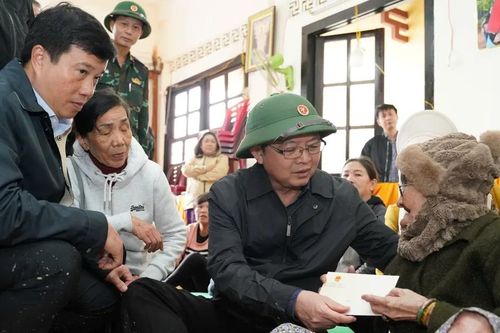 Phó Thủ tướng Hồ Quốc Dũng thăm hỏi người dân vùng lũ Lâm Đồng