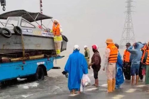 Cảnh sát giao thông Đồng Nai hỗ trợ người dân vùng ngập lụt Đắk Lắk đến nơi an toàn