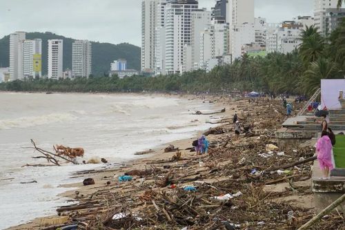Bãi biển Nha Trang ngập rác do lũ