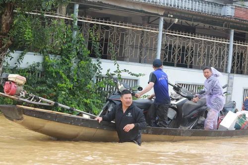 Nước sông Krông Ana dâng cao, hàng trăm người ôm tài sản chạy lũ