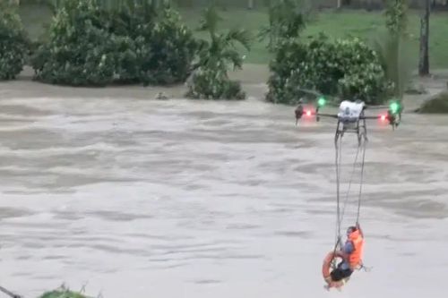 Dùng máy bay không người lái cứu người đàn ông bị lũ cô lập giữa sông