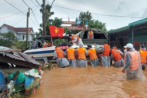 Bộ đội bám hiện trường hỗ trợ dân khắc phục sau đợt mưa lớn ở Lâm Đồng