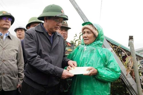 Phó Thủ tướng Hồ Quốc Dũng thăm hỏi người dân vùng lũ D'ran, Lâm Đồng