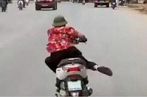 Người đàn ông tạt đầu ôtô, phóng ngược chiều trên Quốc lộ 6