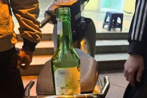 Đi xe máy vi phạm, rút hai vỏ chai thủy tinh ném vào Công an