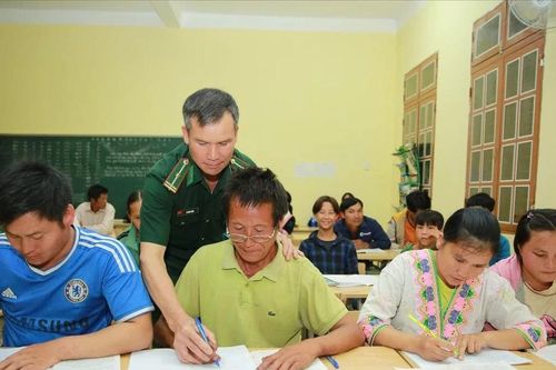 Dấu chân của người thầy quân hàm xanh trên đường biên gió núi