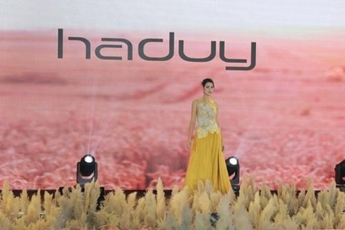 Ấn tượng show thời trang 'Chuyển động - Tái sinh' của NTK Hà Duy tại Vườn Âm nhạc Nhà hát Lớn Hà Nội