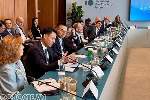 Thứ trưởng Ngoại giao Đặng Hoàng Giang tham dự Diễn đàn Kinh tế mới 2025 của Bloomberg tại Singapore