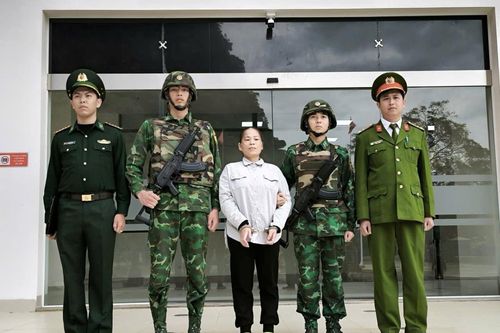 Tiếp nhận công dân xuất nhập cảnh trái phép, phát hiện một đối tượng truy nã