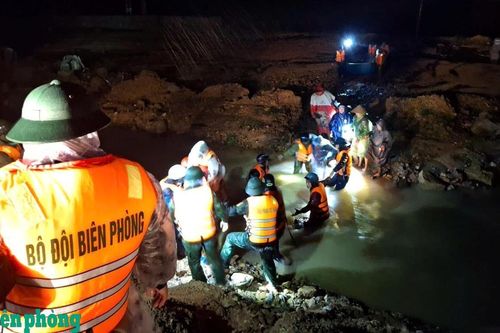 Khẩn trương ứng phó lũ đặc biệt lớn và tham gia tìm kiếm, cứu hộ, cứu nạn