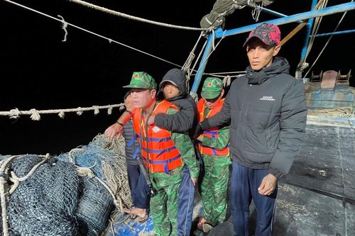 Đồn Biên phòng Cát Bà kịp thời hỗ trợ thuyền viên gặp nạn trên biển