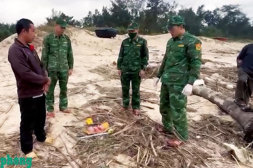 Quảng Trị: Liên tiếp phát hiện tang vật nghi là ma túy tổng hợp trên bờ biển xã Nam Cửa Việt