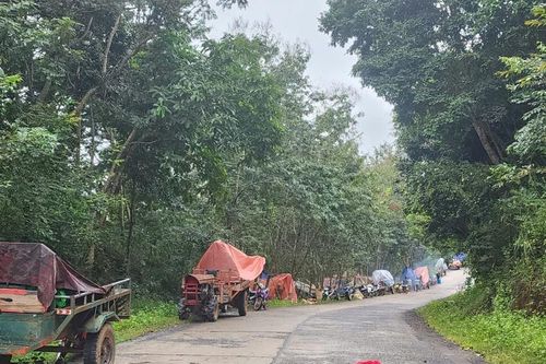 Sống gần hồ thủy điện đang xả nước, 200 người tháo chạy, dựng nhà trên xe công nông