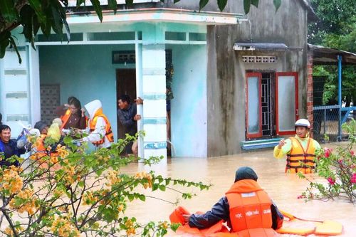 Học viện Hải quân sơ tán hơn 200 người dân khỏi vùng ngập nặng ở Khánh Hòa