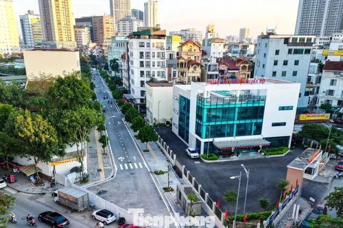 Đường hoàn thiện nhưng vẫn bị quây tôn ở Hà Nội