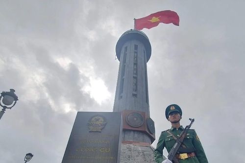 Tạm dừng tất cả xe chở khách tham quan cột cờ Lũng Cú