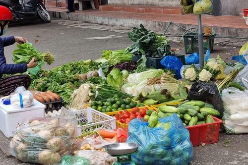 Rau củ đắt hơn thịt, người Hà Nội choáng như bị 'móc túi'