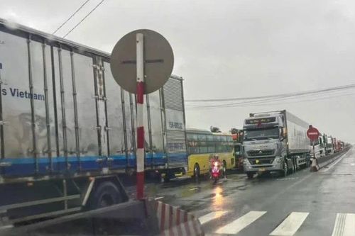 Quốc lộ 1 qua Khánh Hòa, Đắk Lắk ùn tắc 20km, tiếp tế đồ ăn, nước uống cho tài xế