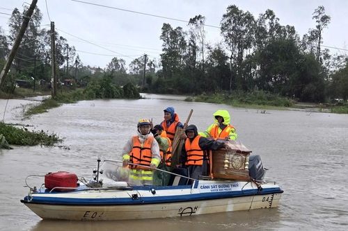 Cháu bé tử vong, Công an Đắk Lắk vượt lũ mang quan tài để gia đình lo hậu sự
