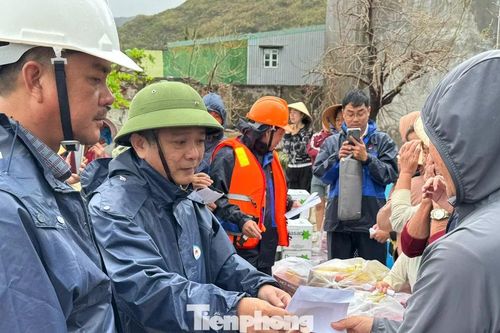 Quy Nhơn chia sẻ nỗi đau với gia đình có người tử nạn do sạt lở