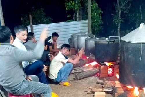Tất bật gói bánh chưng, nấu xôi tiếp tế vùng lũ