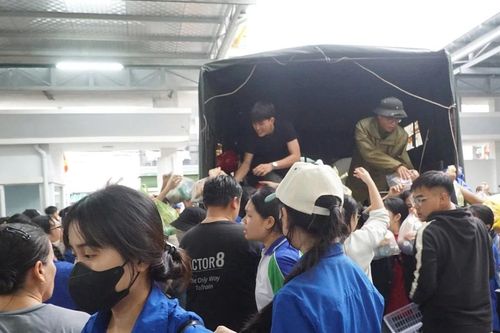 Hàng trăm tình nguyện viên chuyển lương thực đến vùng lũ Khánh Hòa