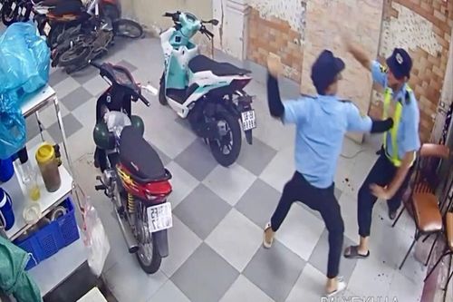 Cự cãi lúc dắt xe, bảo vệ quán hải sản bị đồng nghiệp đâm tử vong
