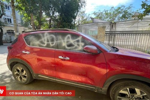 Nhiều xe ô tô bị xịt sơn trắng lên cửa kính