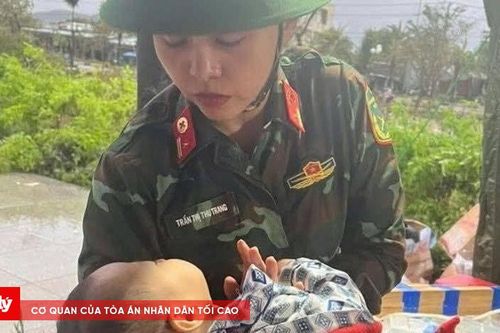 Quân y kịp thời cứu cháu bé 2 tuổi trong nước lũ