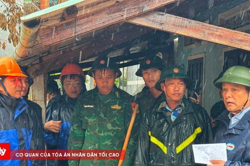 Bí thư, Chủ tịch phường ở Gia Lai vượt 'sóng dữ', mang tình người đến nơi cô lập