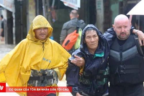 Khánh Hòa: Người dân phá mái nhà, giúp nhau trong đêm lũ