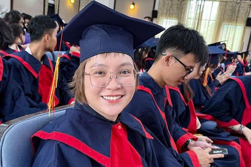 Người phụ nữ Hà Nội tốt nghiệp thủ khoa đại học ở tuổi gần 40