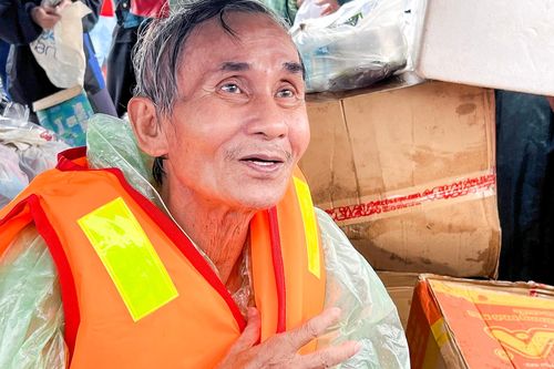 Người dân Nha Trang ám ảnh lũ lịch sử, phải ôm áo phao trên nóc nhà chờ được cứu