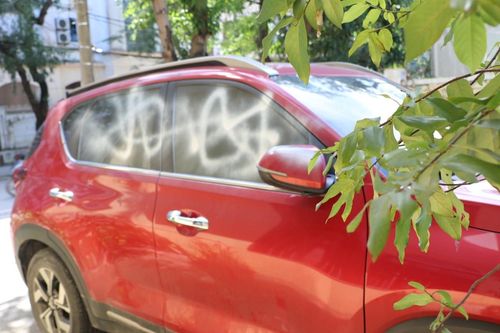 3 người dừng xe trong ngõ đi uống cà phê, 3 ô tô bị xịt sơn đầy kính