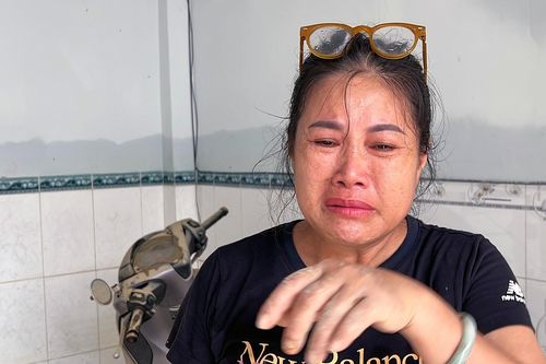 Sau ba ngày lũ lịch sử, người dân Nha Trang bật khóc giữa đống tài sản tan hoang