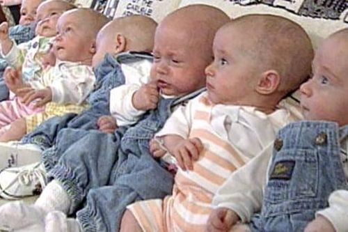 Ca sinh 7 đầu tiên từng chấn động thế giới 28 năm trước giờ ra sao?