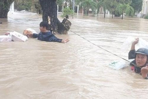 Thầy cô bơi giữa dòng lũ, mang từng suất ăn tiếp tế cho 500 sinh viên mắc kẹt