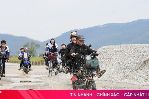 Đường giao thông chằng chịt 'ổ gà', người dân vất vả lưu thông