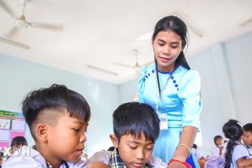 Cô giáo giữ ngọn lửa yêu văn hóa dân tộc cho trẻ em vùng biên
