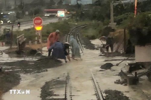 Ngừng chạy 25 tàu khách do mưa lũ, hơn 2.000 hành khách bị ảnh hưởng