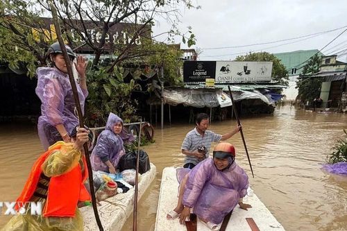 Sẵn sàng thu dung, cấp cứu, hỗ trợ kịp thời y tế cho người dân vùng ngập lụt
