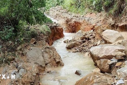 Quảng Ngãi: Hơn 300 người dân xã Cà Đam vẫn bị chia cắt